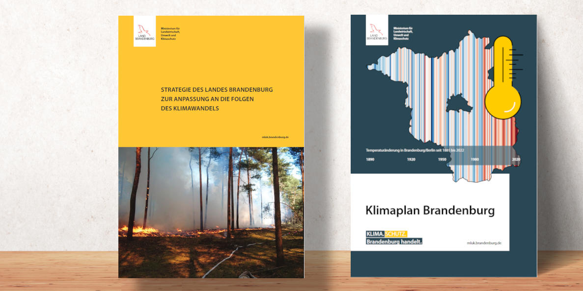 Die Deckblätter der Publikationen Klimaplan und Klimanpassungsstrategie lehnen an einer Wand.