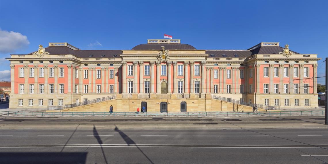 Frontalansicht des Landtagsgebäudes am Alten Markt.